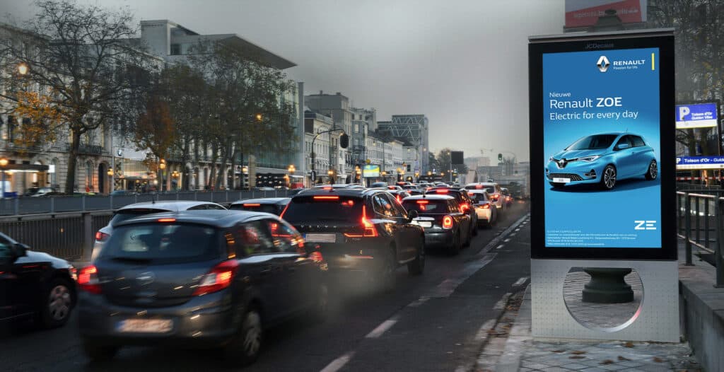Şehir merkezinde cadde üzerindeki açık hava reklam panosu (billboard)