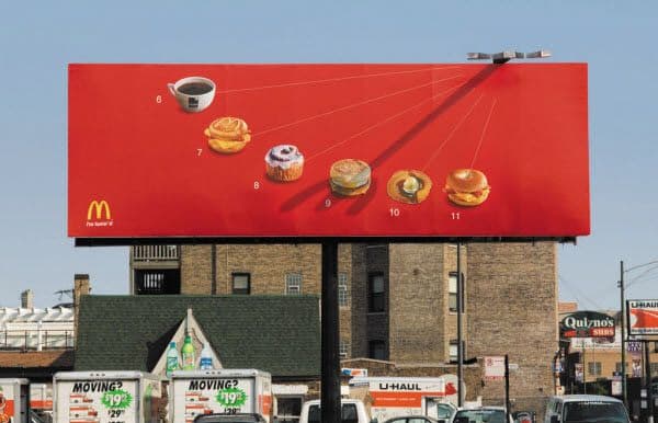 Cadde üzeri büyük ölçekli billboard reklam örneği