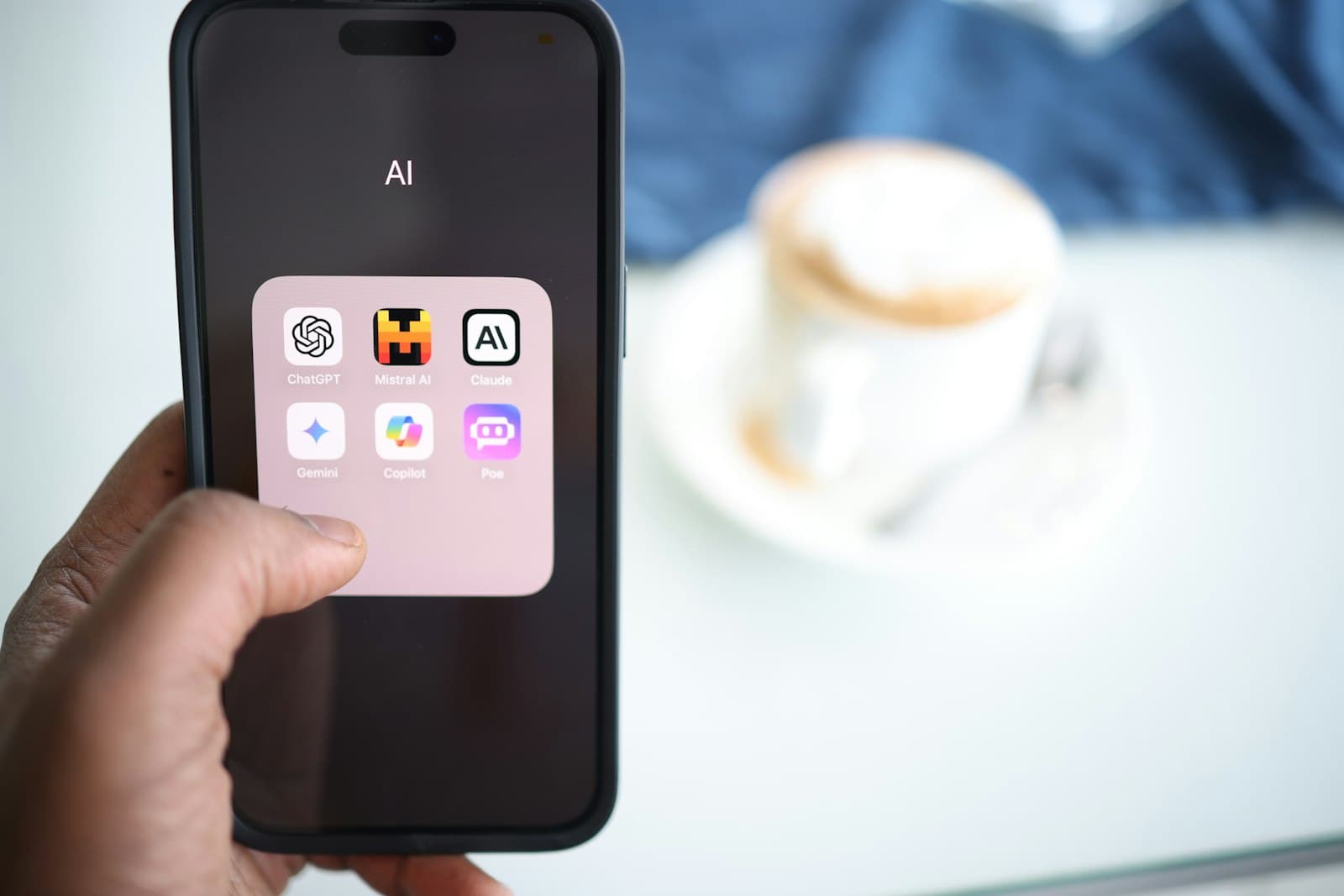 Akıllı telefonda yapay zeka uygulamalarının bulunduğu ekran